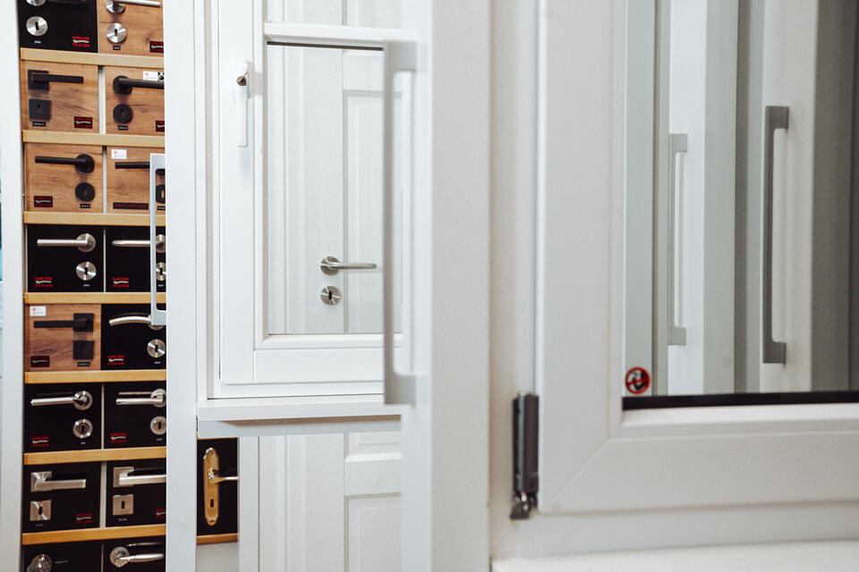 Türen & Fenster Musterauszüge im IDEEN REICH in weißer Farbe im Hintergrund befinden sich Griffmuster