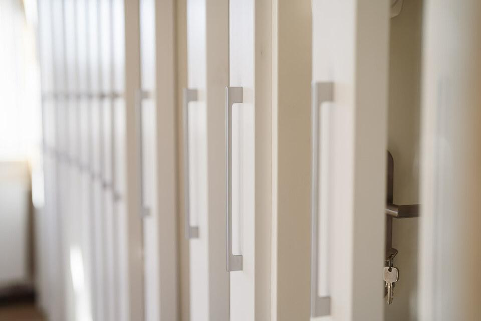 weiße Metallrahmen mit zur Veranschaulichung von Fenster und Türelementen