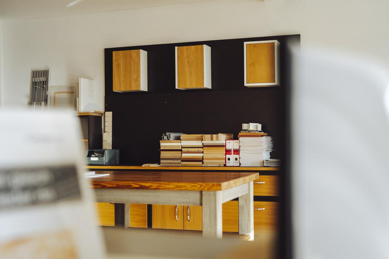 grau brauner Planungstisch mit Mustern für die Gestaltung von Möbeln und Innenausbauten