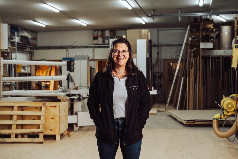 Portraitbild von Mitarbeiterin der Tischlerei Lohse