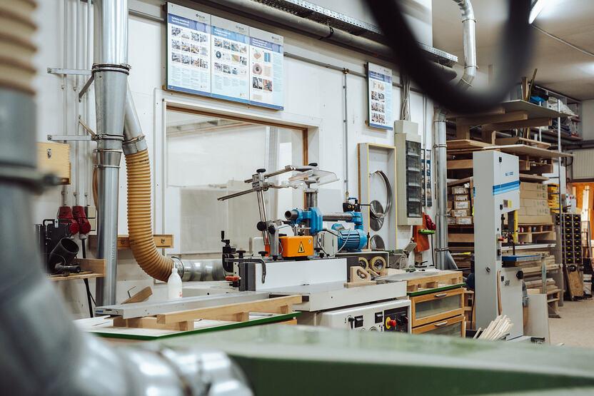 Maschinenhalle der Tischlerei Lohse mit vielen modernen und traditionellen Anlagen