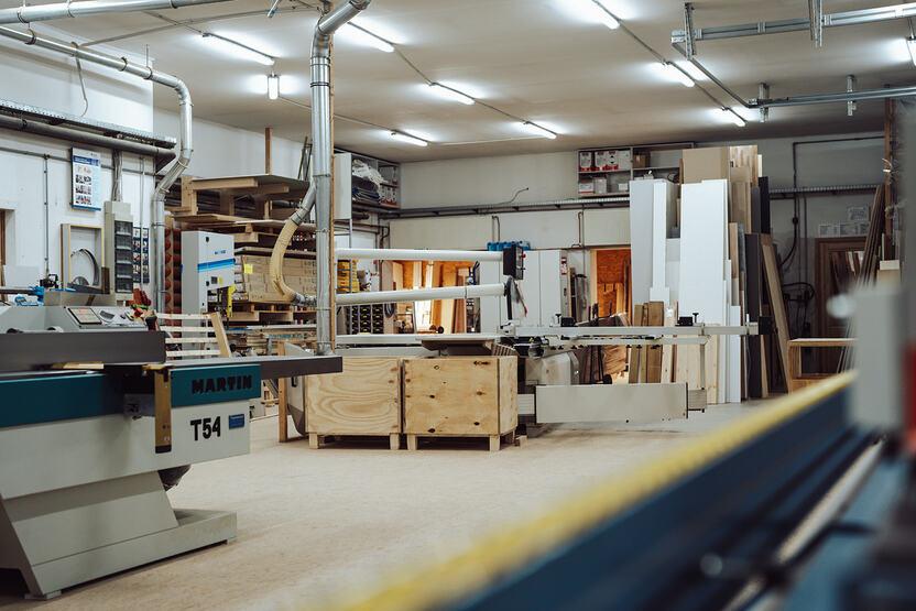 Maschinenhalle der Tischlerei Lohse mit vielen modernen und traditionellen Anlagen
