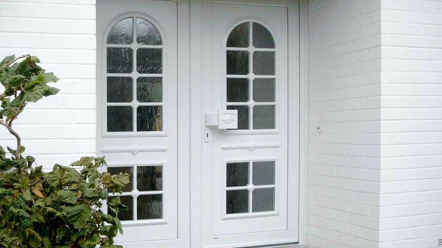 Haustür Weiße Haustür mit Glaseinsätzen