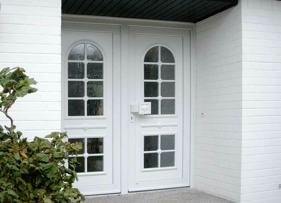 Weiße Haustür mit Glaseinsätzen