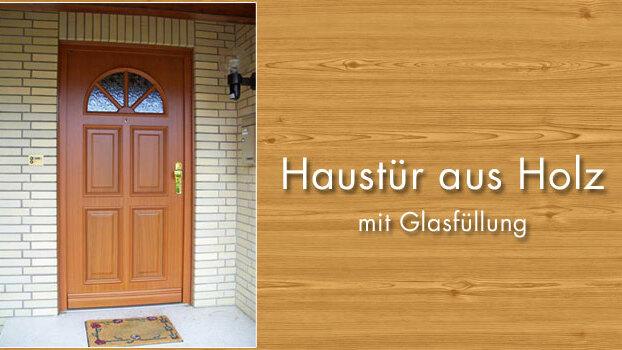 Klassische Holzhaustür mit dekorativer Glasfüllung Eine elegante Holzhaustür in einem warmen Braunton, gekennzeichnet durch eine obere Glasfüllung mit Bogenform, eingebettet in eine gemauerte Hausfassade.