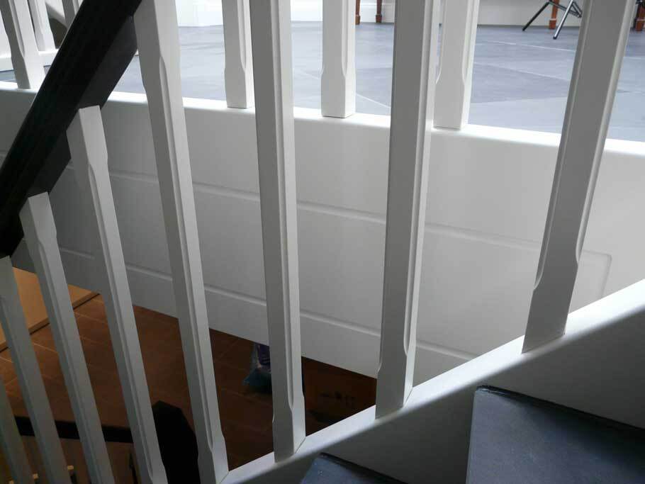 Detailaufnahme von Streben eines Treppengeländers aus weißem Holz