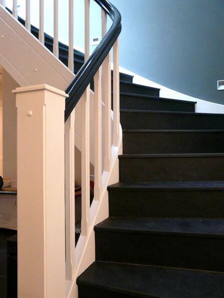 Holztreppe Braune Holztreppe mit schwarzem Handlauf und dunklen Treppenstufen