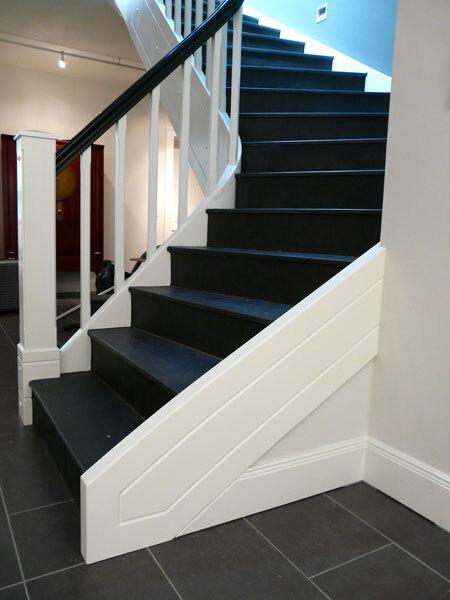 Holztreppe Impression einer braunen Holztreppe mit schwarzem Handlauf und dunklen Treppenstufen