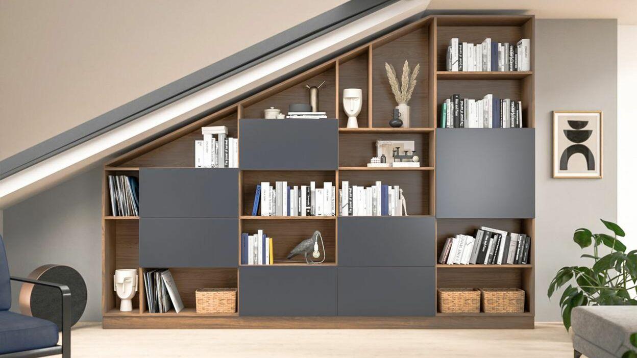 Elegantes, maßgefertigtes Regal mit offenen Fächern und geschlossenen Schrankelementen, optimal angepasst an eine Dachschräge, für stilvolle Aufbewahrung von Büchern und Dekoration.