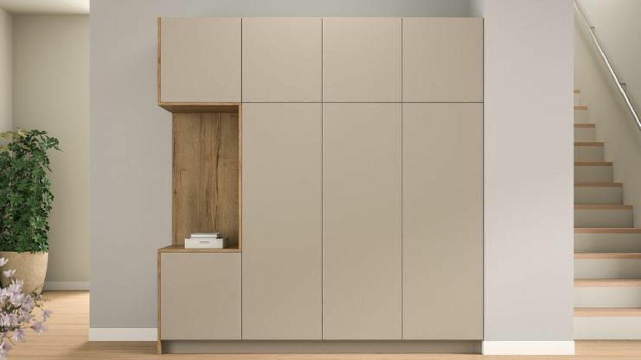 Moderner, beige-farbener Einbauschrank mit integriertem Holzregal in einer stilvollen Wohnumgebung, perfekt für maßgeschneiderte Stauraumlösungen.