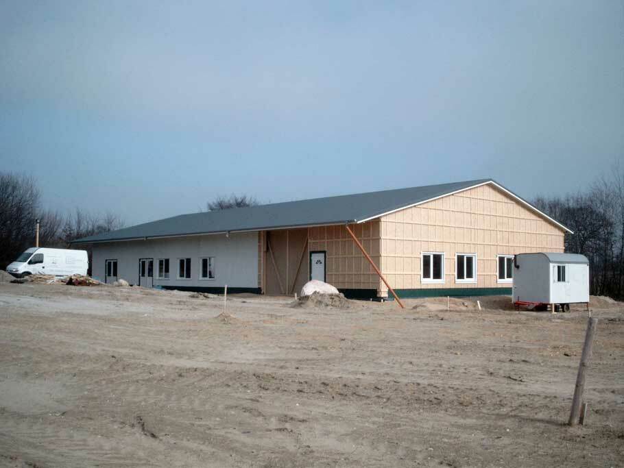 Bau der heutigen Werkstatt Rohbau der heutigen Werkstatt auf einer Sandfläche