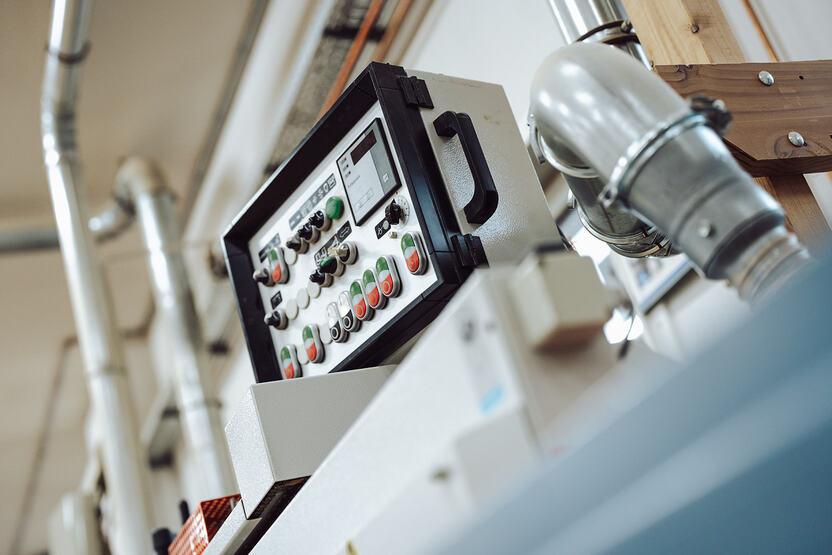 Steuereinheit einer Kantenanleimmaschine mit vielen Kn&ouml;pfen und Reglern