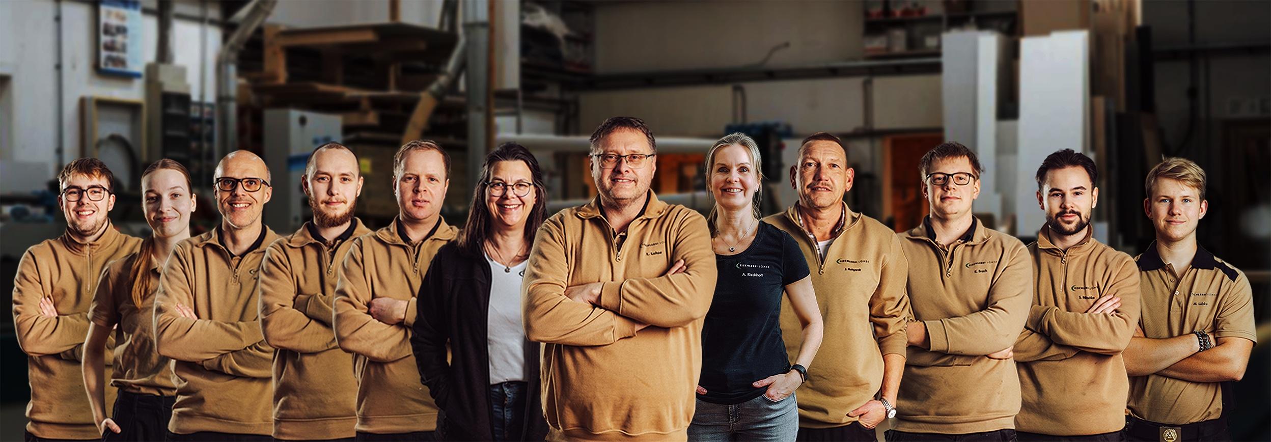 Alle 12 Mitarbeitenden, 3 Frauen und 9 M&auml;nner mit beiger Kleidung