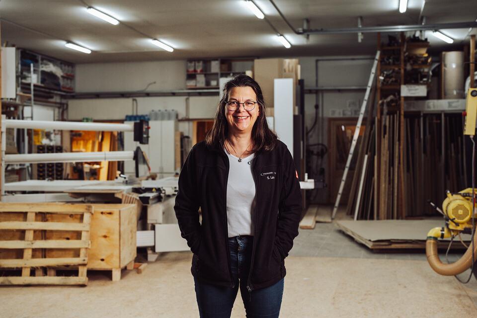 Portraitbild von Mitarbeiterin der Tischlerei Lohse