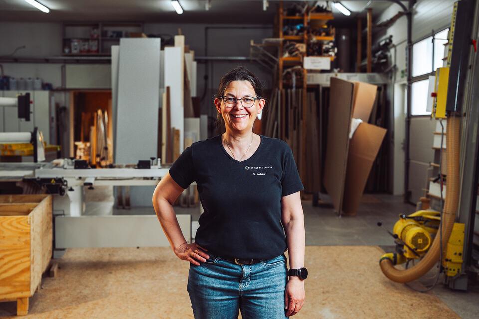 Portraitbild von Mitarbeiterin der Tischlerei Lohse