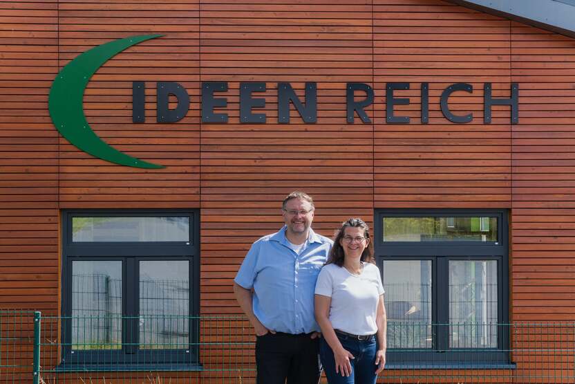 Lars u. Sonja Lohse vor dem IDEEN REICH