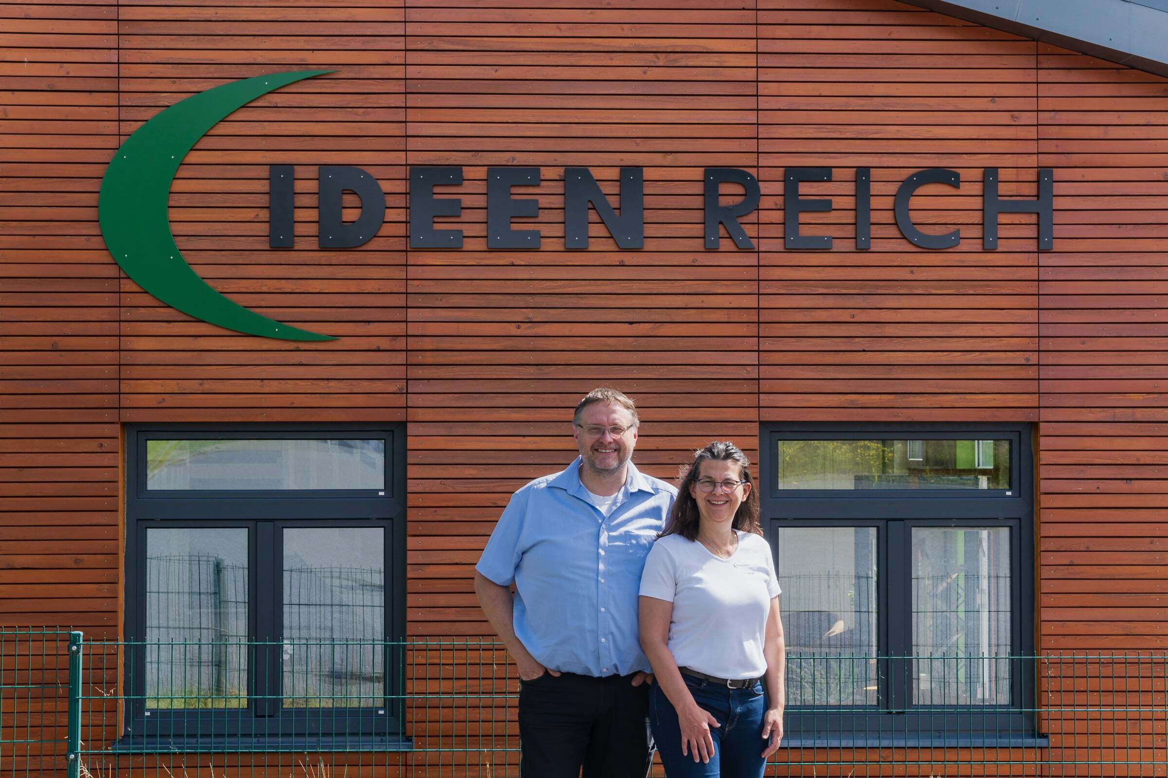 Lars u. Sonja Lohse vor dem IDEEN REICH