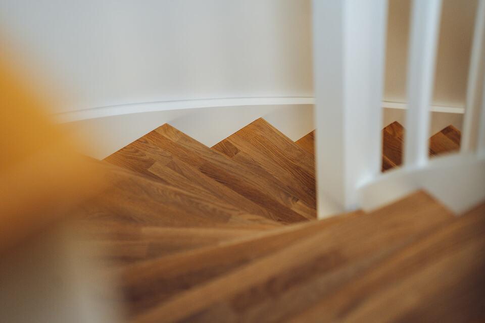 Eichenholztreppe virtelgewendelt Eichenholztreppe mit weißen Wangen und weißem Geländer virtelgewendelt