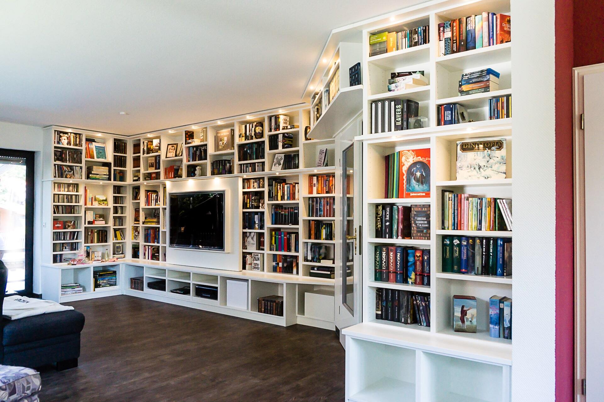 Eine große Mediaregalwand aus Holz mit Büchern und einem Fernseher