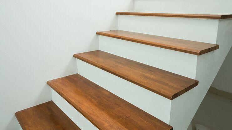 Ergänzung einer Treppe Ergänzung einer weißen Betontreppe mit holzfarbenden Stufen