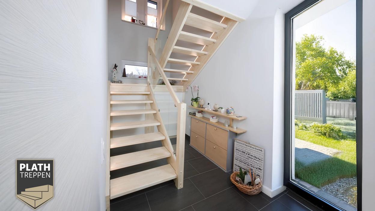 Holztreppe mit Podest Holzfarbende Wangentreppe, vollständig aus hellem Holz gefertigt.