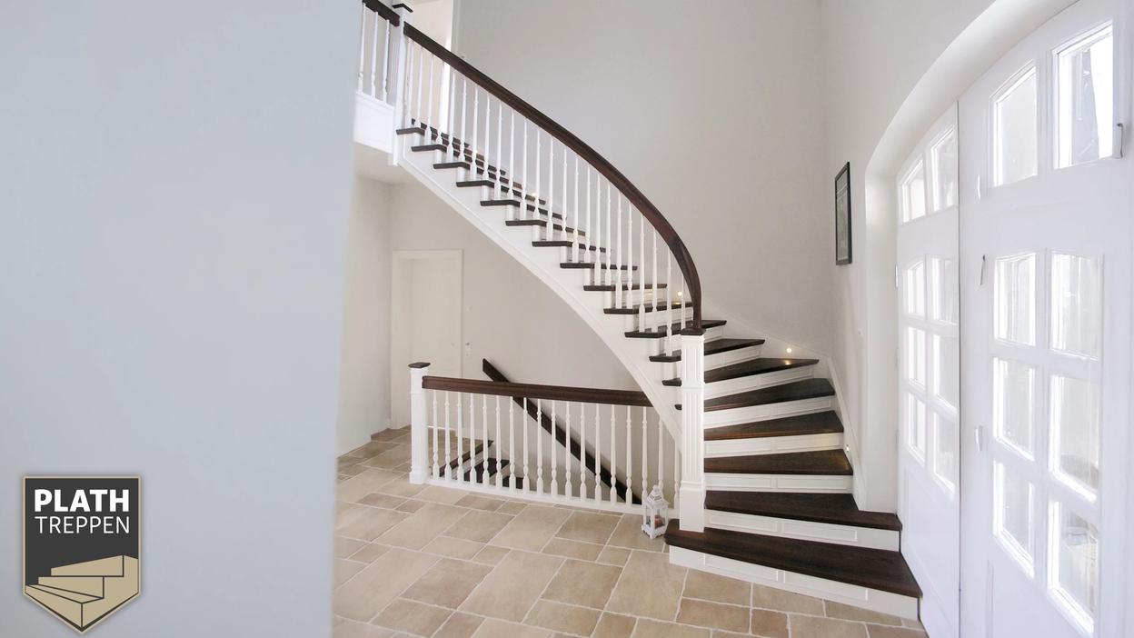 virtelgewändelte Treppe Abgebildet ist eine virtelgewändelte Treppe mit einer Weißen Wange und dunklen Trittstufen