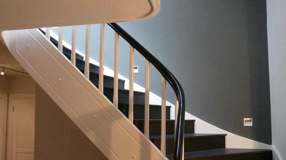 Impression einer geschwungenen Treppe aus Holz