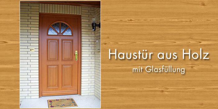 Eine elegante Holzhaust&uuml;r in einem warmen Braunton, gekennzeichnet durch eine obere Glasf&uuml;llung mit Bogenform, eingebettet in eine gemauerte Hausfassade.