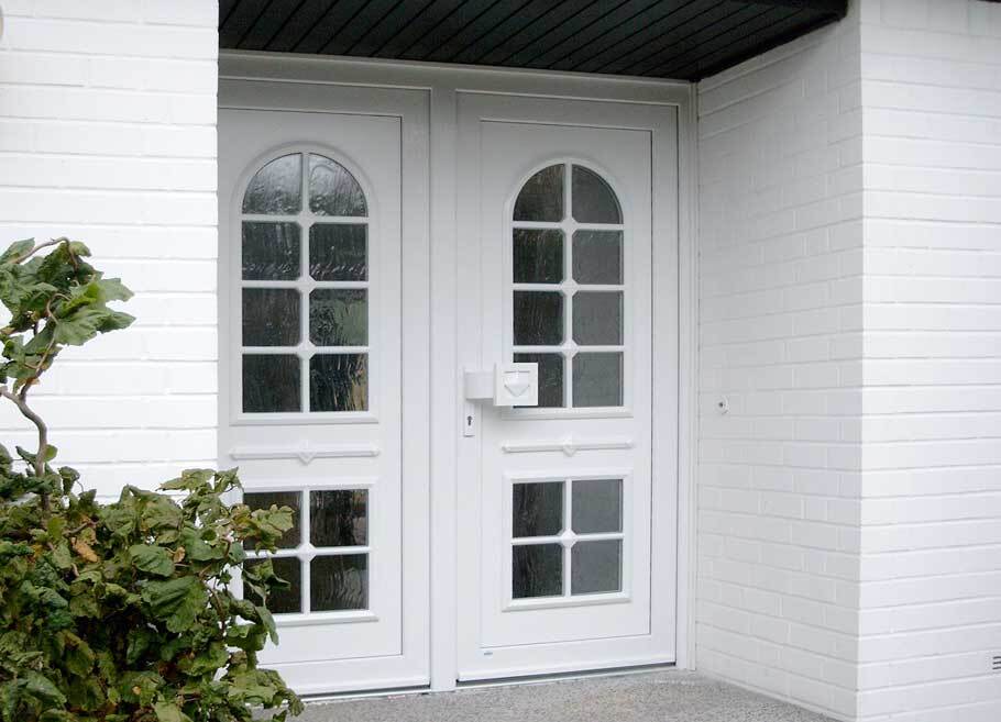 Wei&szlig;e Haust&uuml;r mit Glaseins&auml;tzen