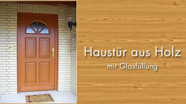 Klassische Holzhaustür mit dekorativer Glasfüllung Eine elegante Holzhaustür in einem warmen Braunton, gekennzeichnet durch eine obere Glasfüllung mit Bogenform, eingebettet in eine gemauerte Hausfassade.