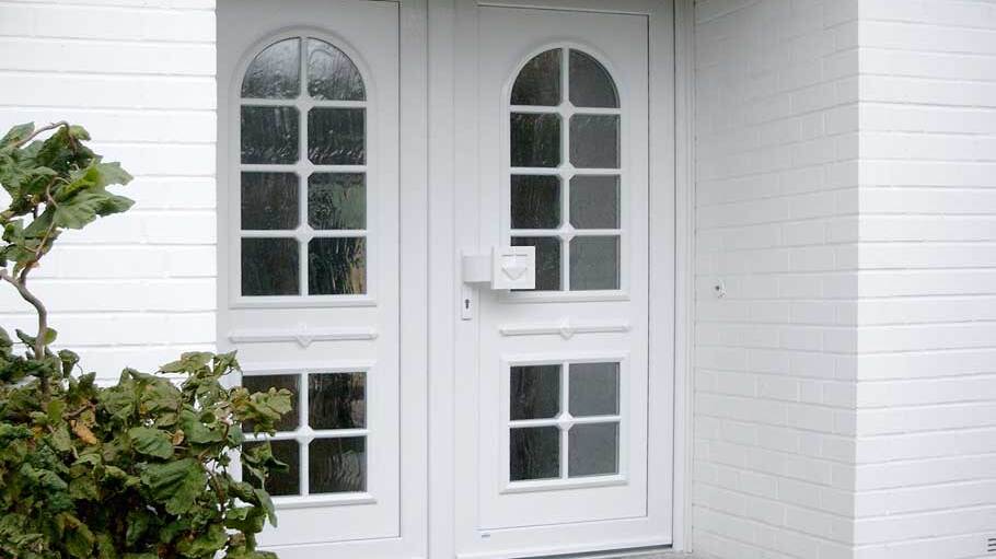 Haustür Weiße Haustür mit Glaseinsätzen
