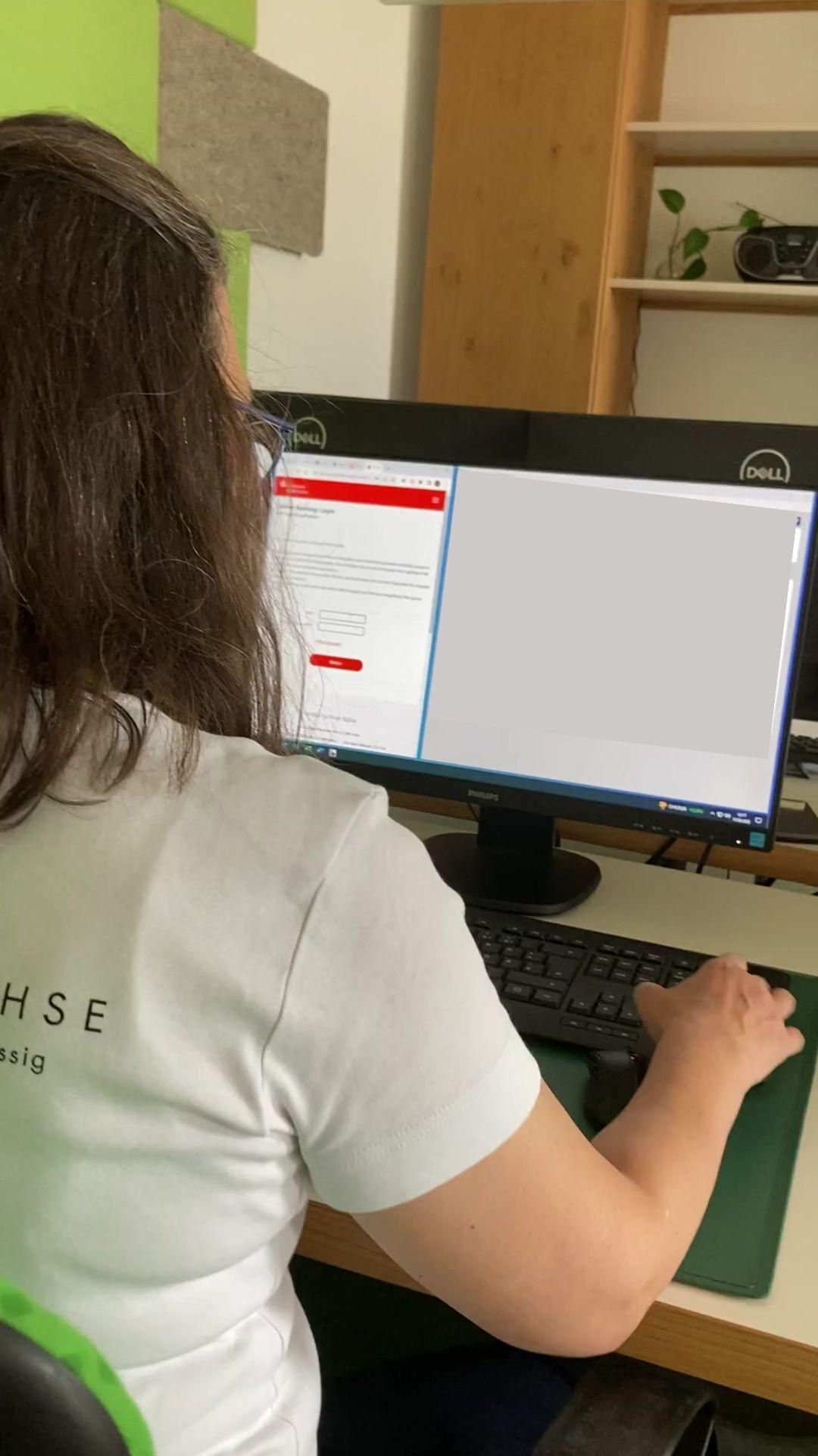 Blick &uuml;ber die Schulter von Sonja Lohse bei der Arbeit mit der neuen Auftragsverwaltung