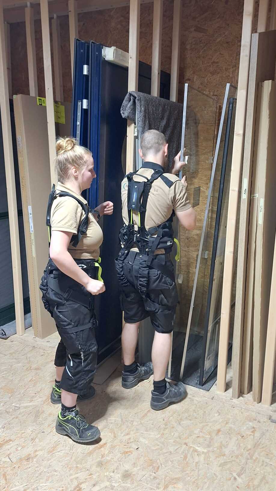 Mitarbeitende mit Exoskeletten