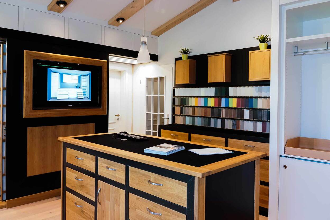 1. IDEEN REICH mit Besprechungstisch und vielen Oberfl&auml;chen und Farbmustern