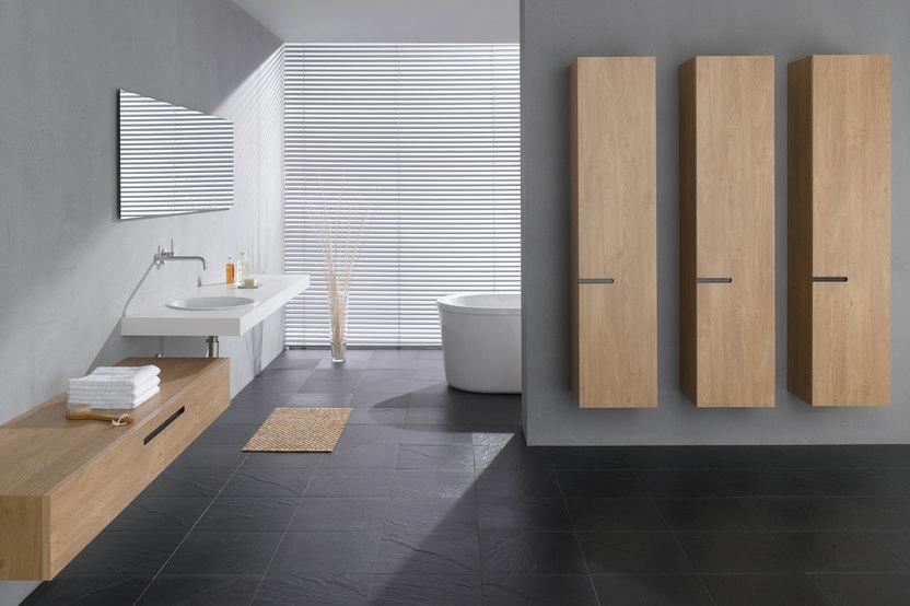 Badezimmerimpression mit Schrankelement Badezimmerimpression mit drei modernen Schrankelementen auf Trennwand