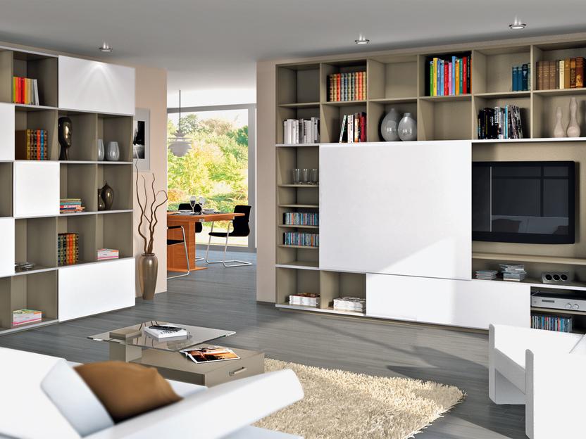 Wohnraumimpression mit Einbauregalen und mehreren weißen Schranktüren in Kombination mit weißem Sofa neu sortiert