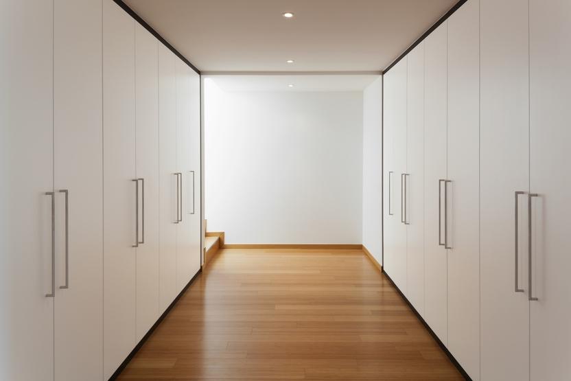 Begehbarer Kleiderschrank mit Türen in weiß