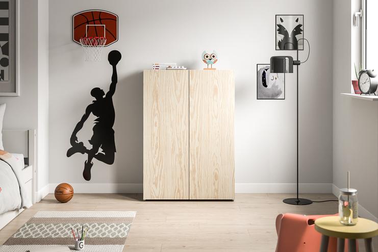 Ein schlichter, maßgefertigter Holzschrank in einem Kinderzimmer, umgeben von spielerischer Dekoration, darunter ein Basketballkorb und -schattenbild.